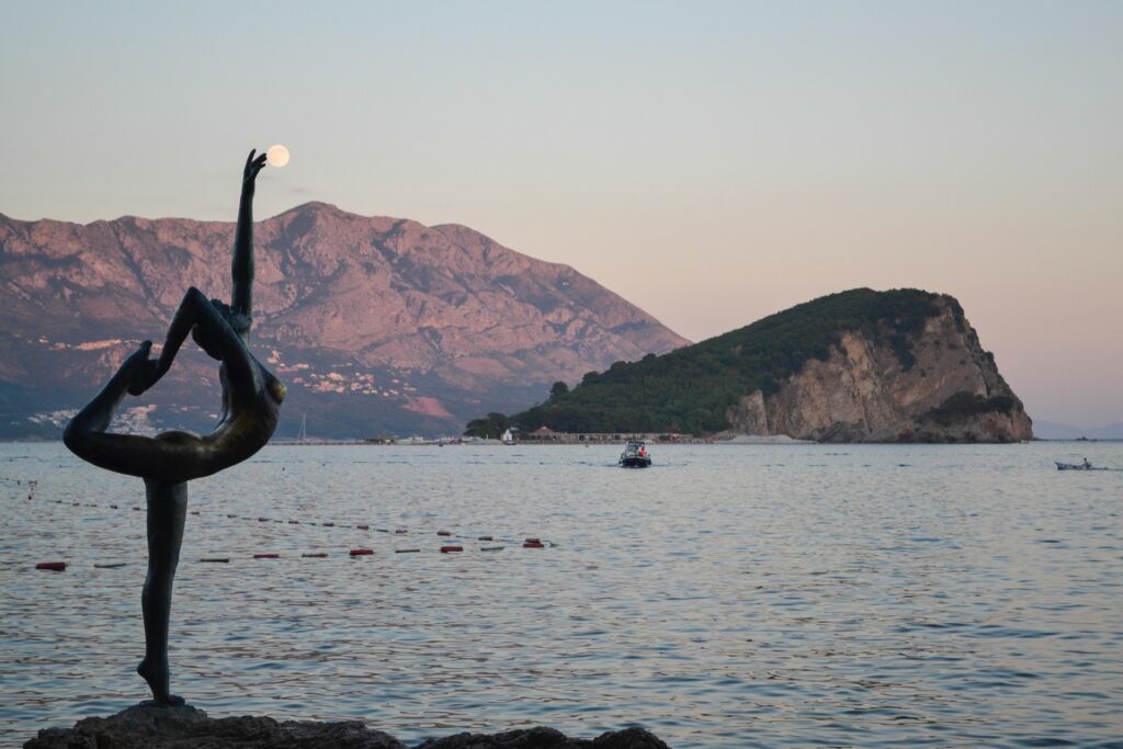 ballerina statue budva