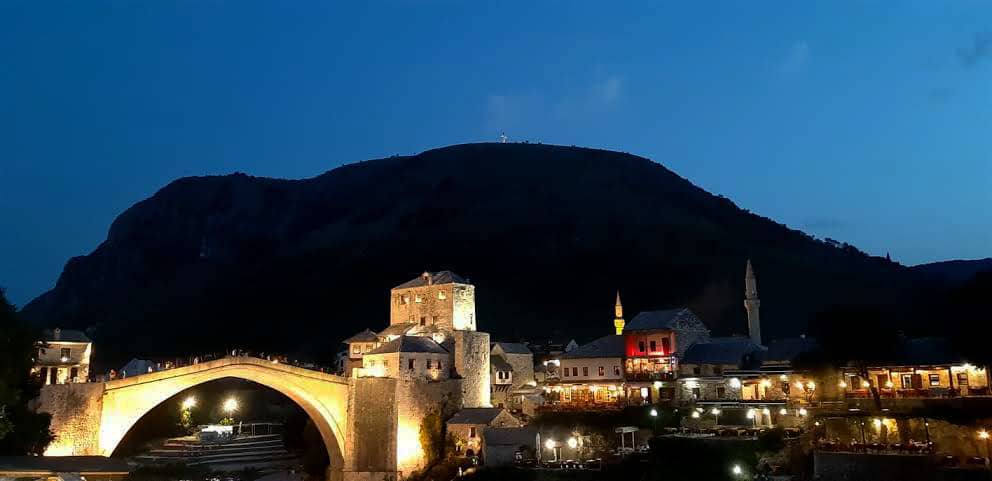 mostar bosnien bei nacht