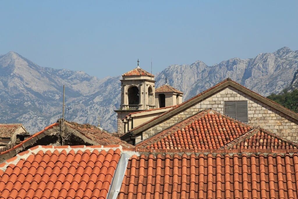 rote dächer montenegro