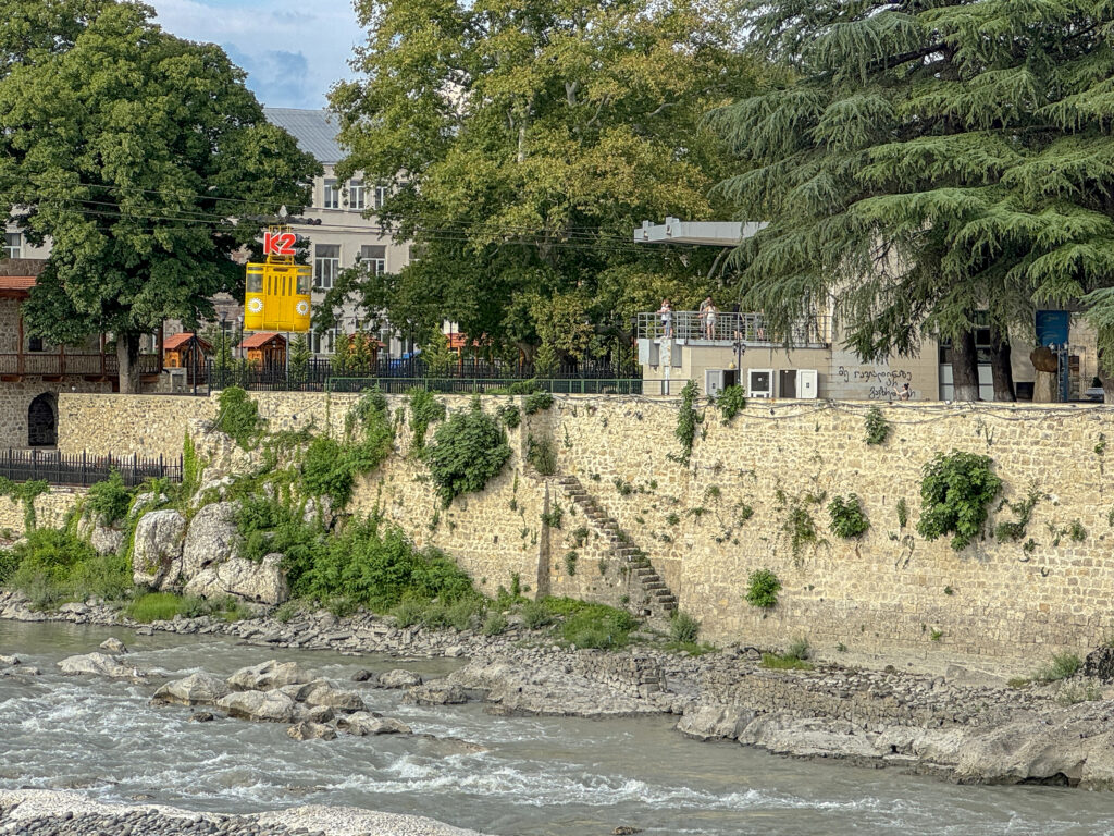 weiße brücke gondel kutaissi