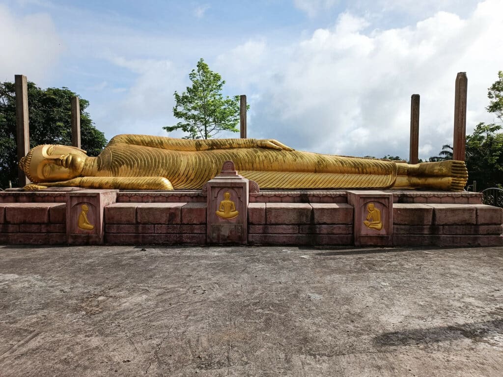 Wat Teepangkorn liegender buddha