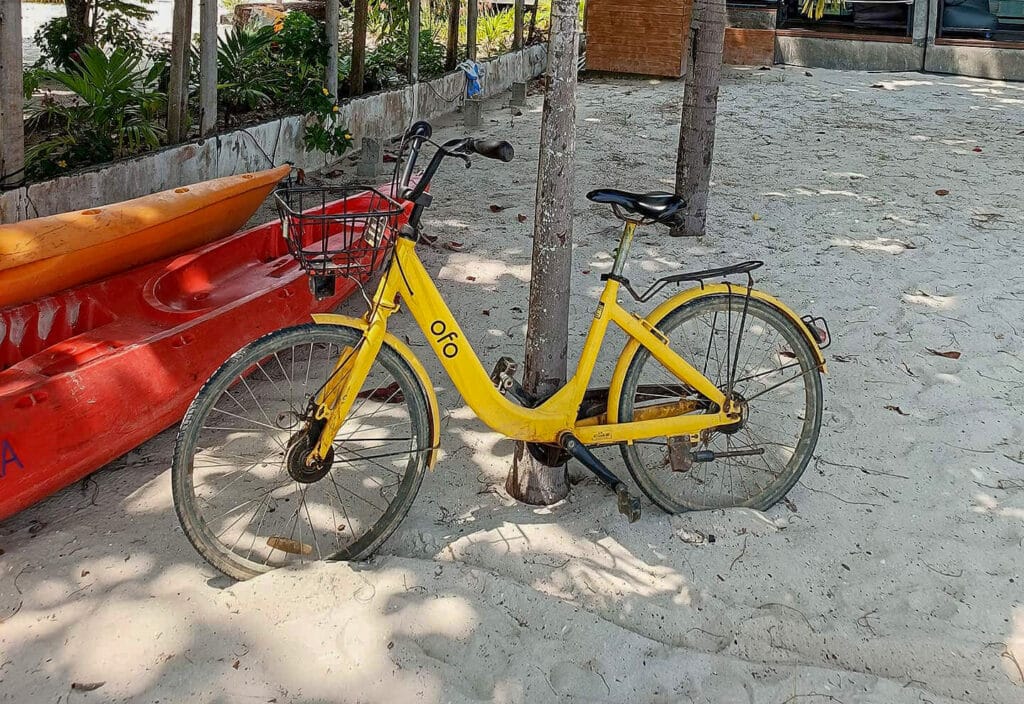 fahrrad am strand koh mook