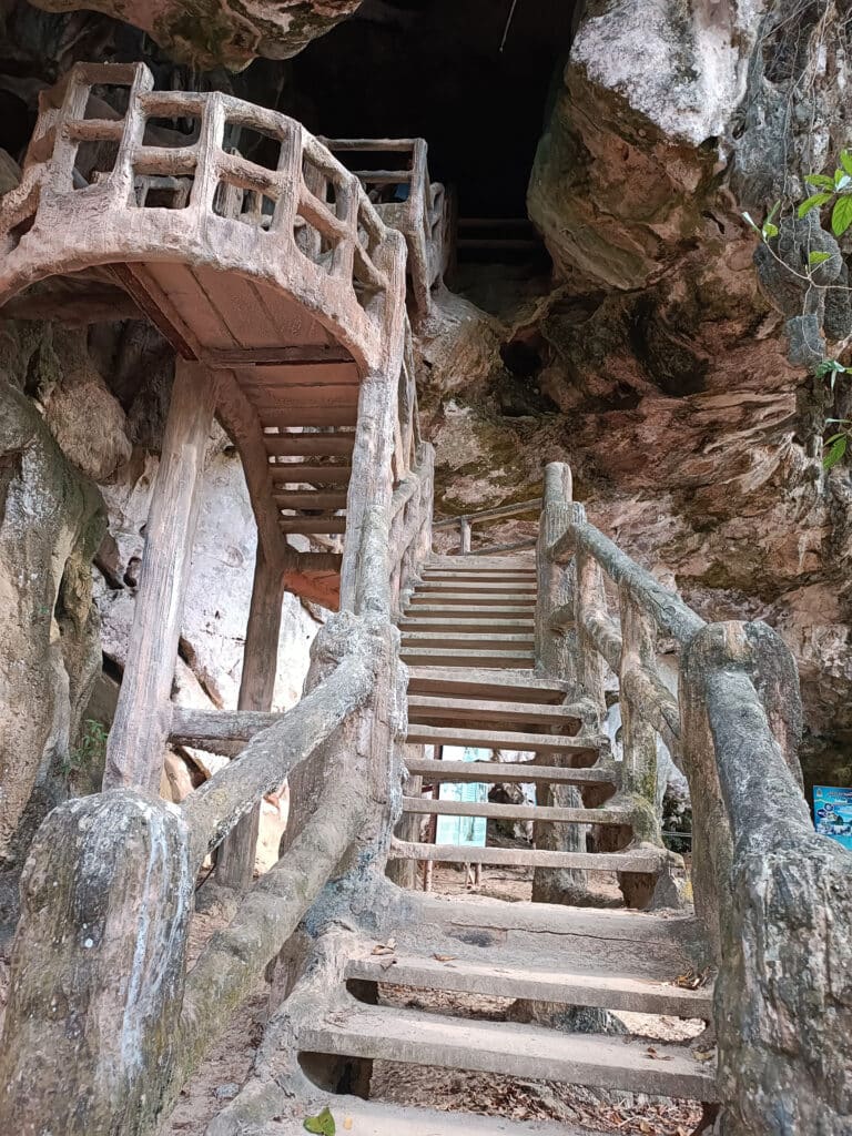 stufen zur Khao Khanap Nam Höhle