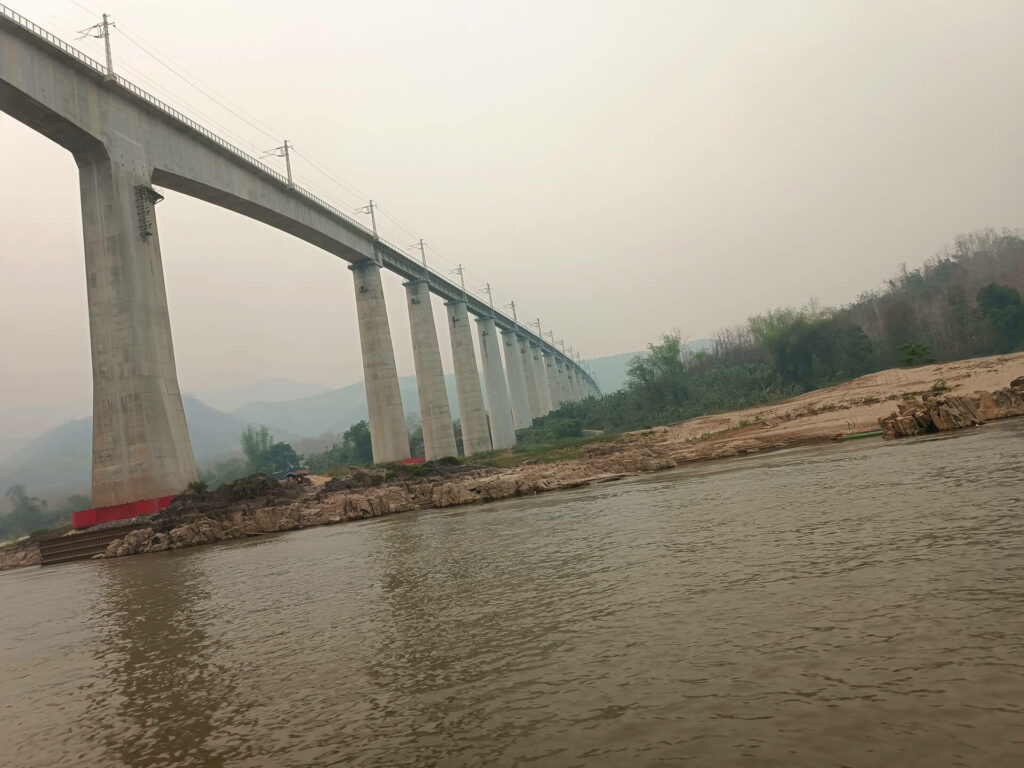eisenbahnbrücke zug laos