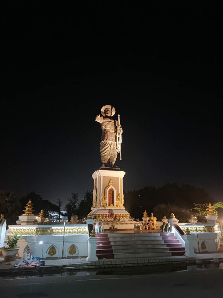 king Anuvong statue