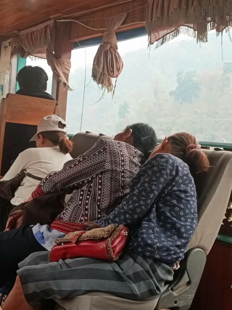laotische frauen schlafen slow boat