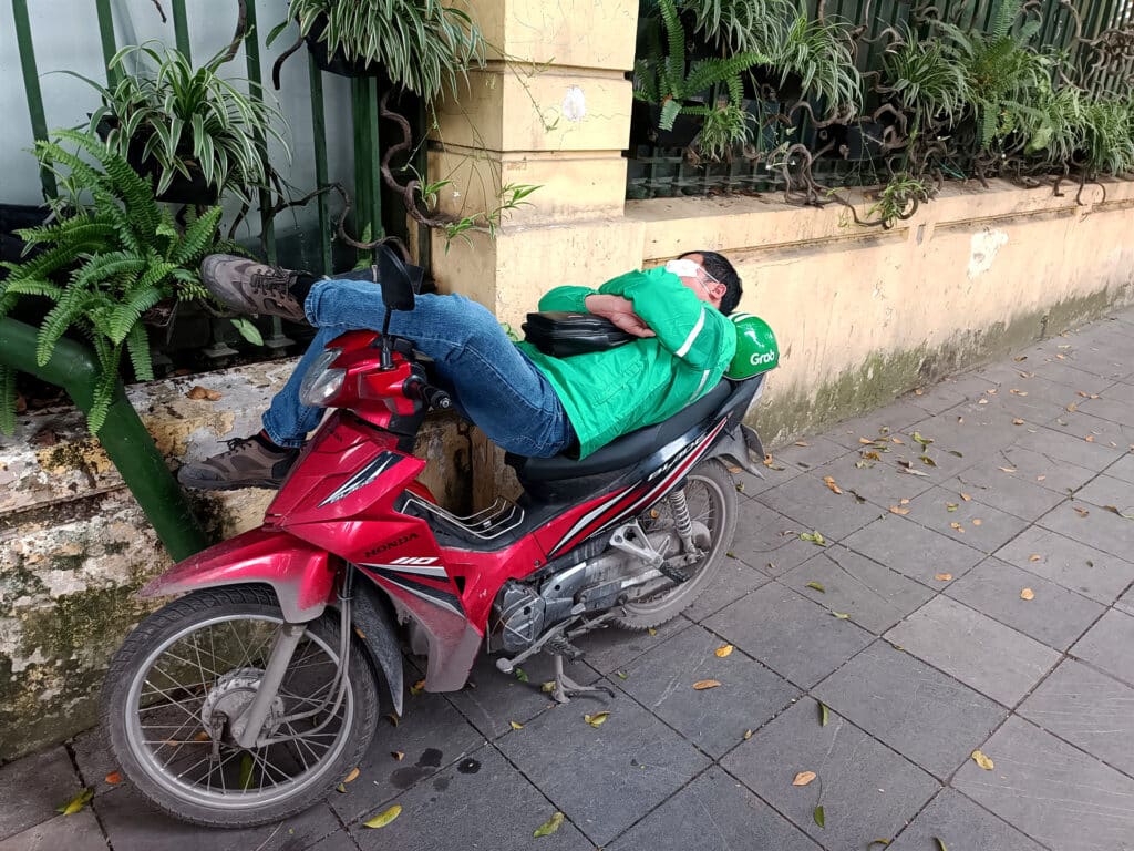 mann schläft moped vietnam