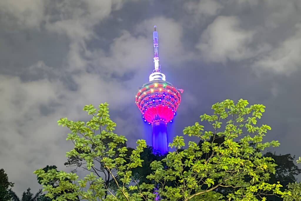 Menara Kuala Lumpur Tower beleuchtet