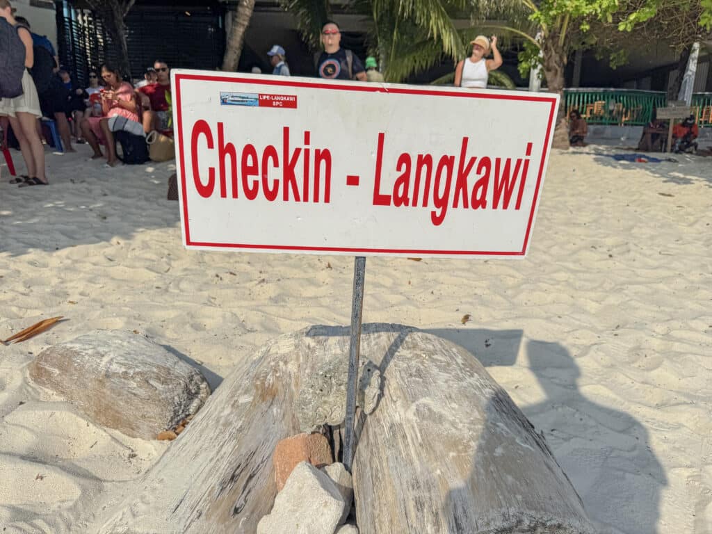 Checkin für Langkawi am Pattaya Strand von Koh Lipe