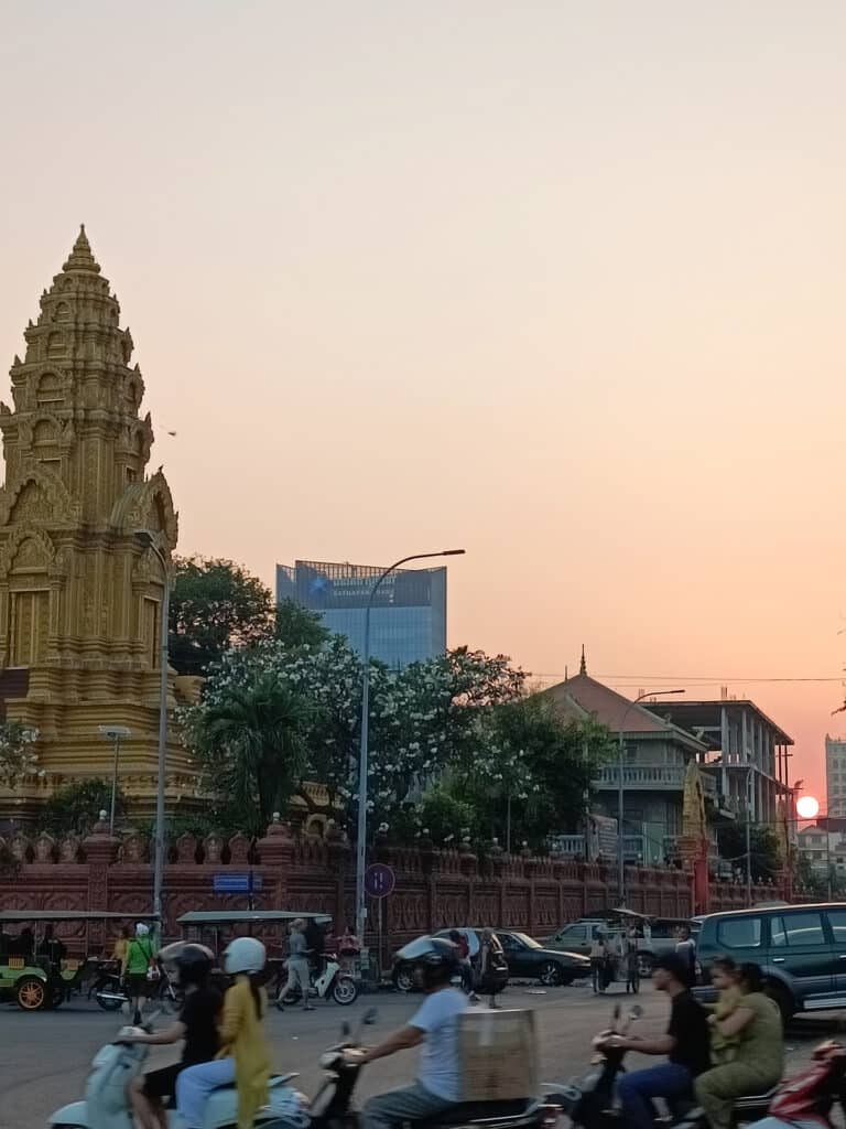 phnom penh stupa sonnenuntergang