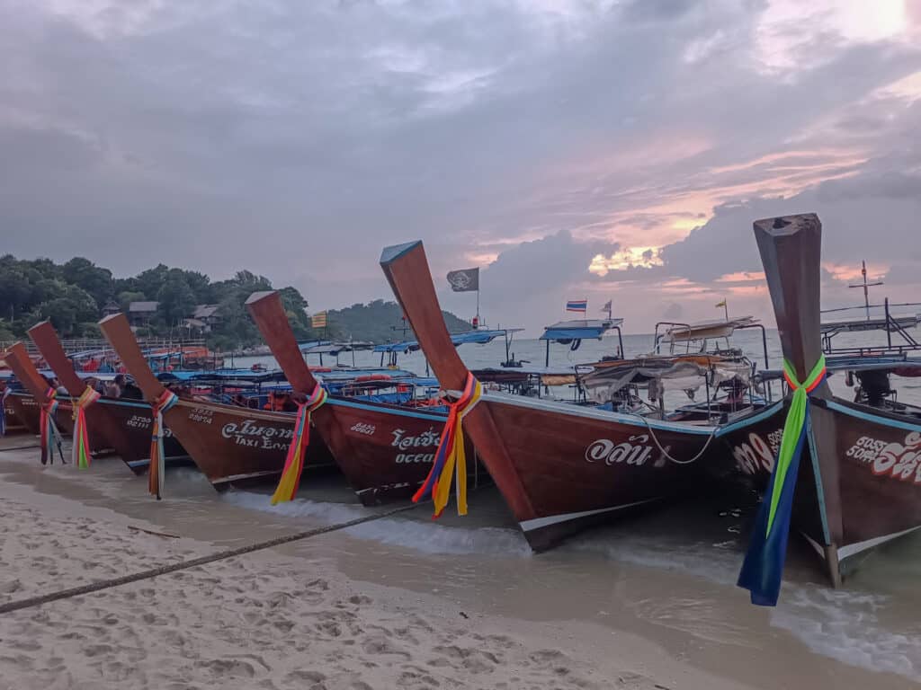 longtailboote sunset beach koh lipe