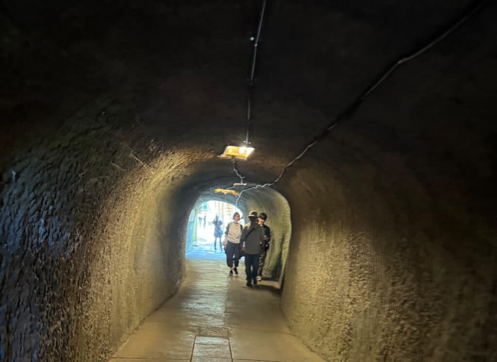 Zeniarai Benten Ugafuku Jinja tunnel