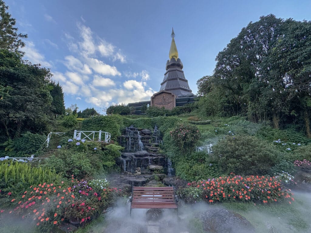 gepflegter garten pagoda doi inthanon