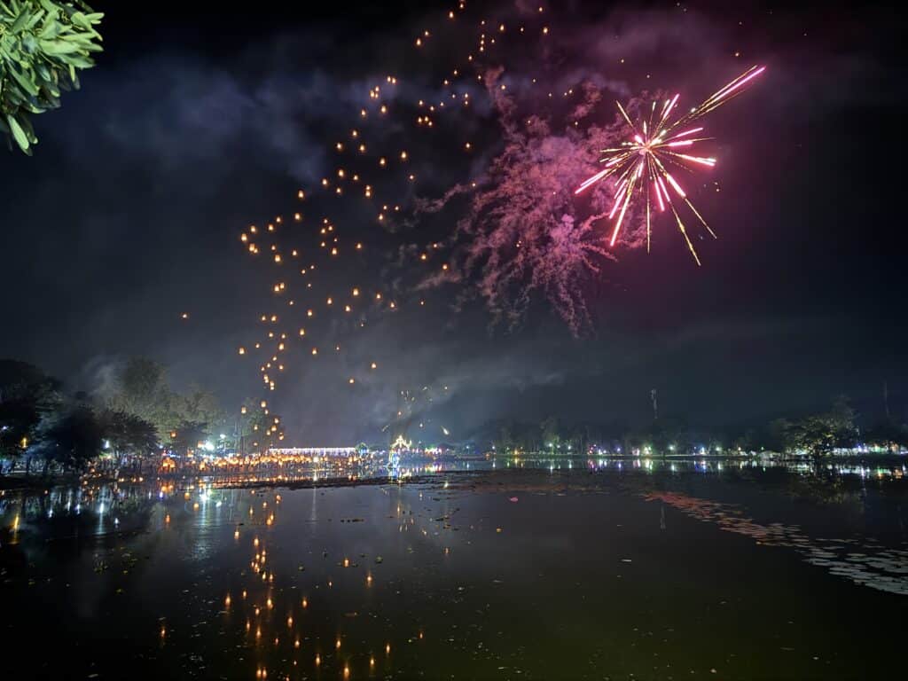 Yi Peng Laternenfest Doi Saket feuerwerk