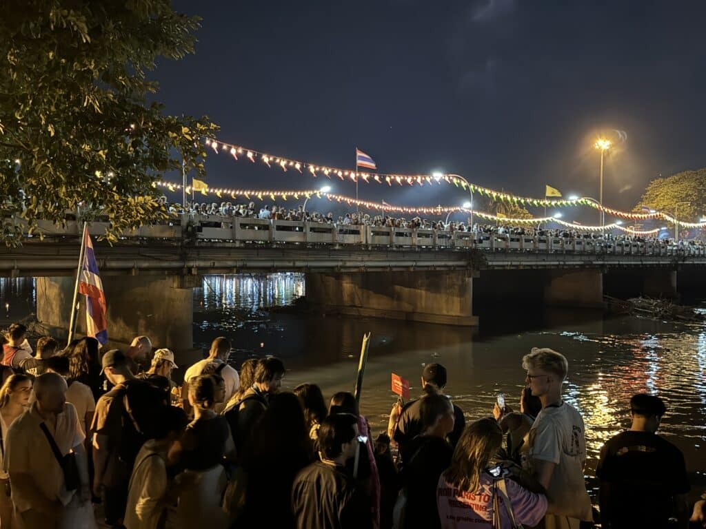 nawarat brücke menschenmassen