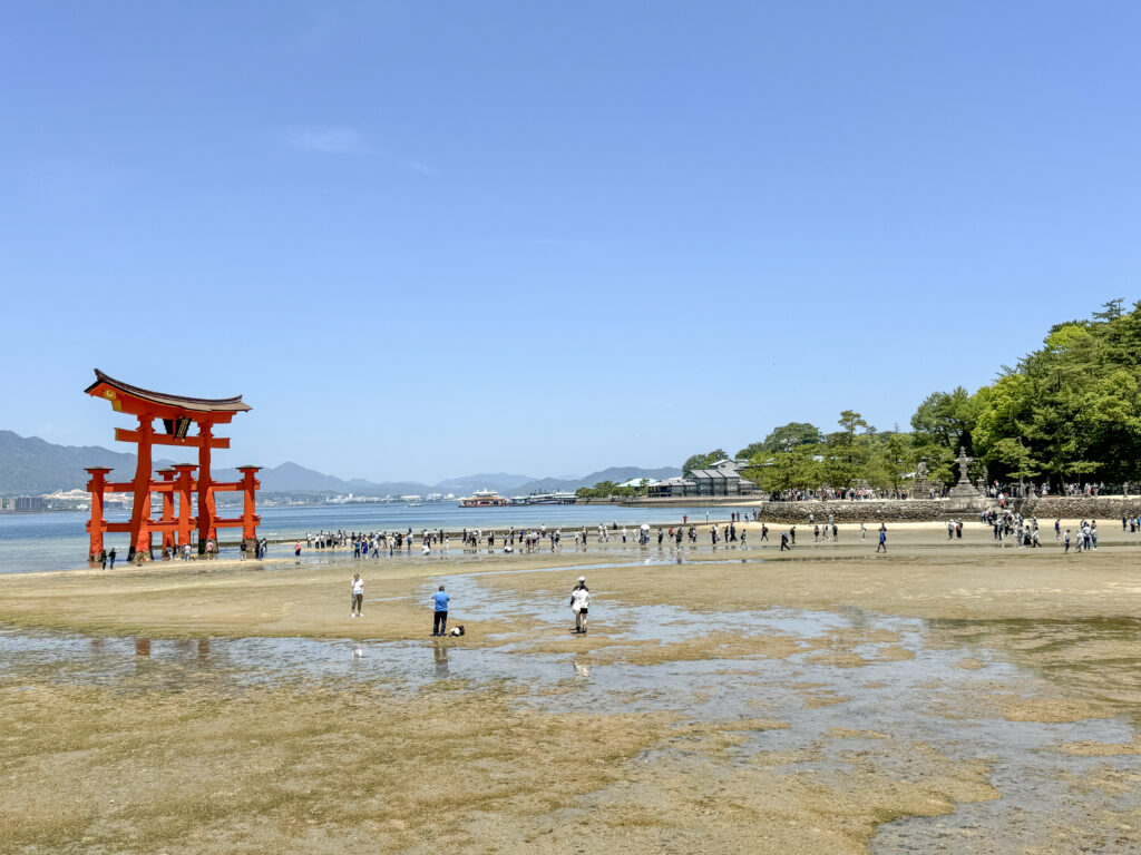 Itsukushima-Schreins rotes torii