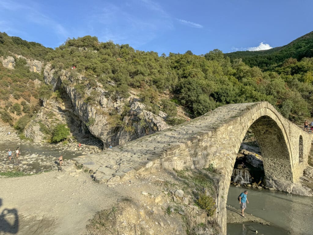 Kadiut Steinbogenbrücke permet