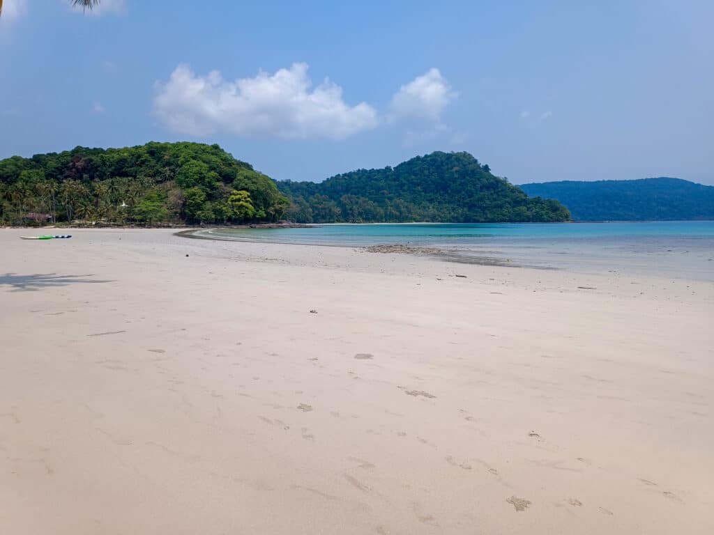 menschenleerer strand koh kood