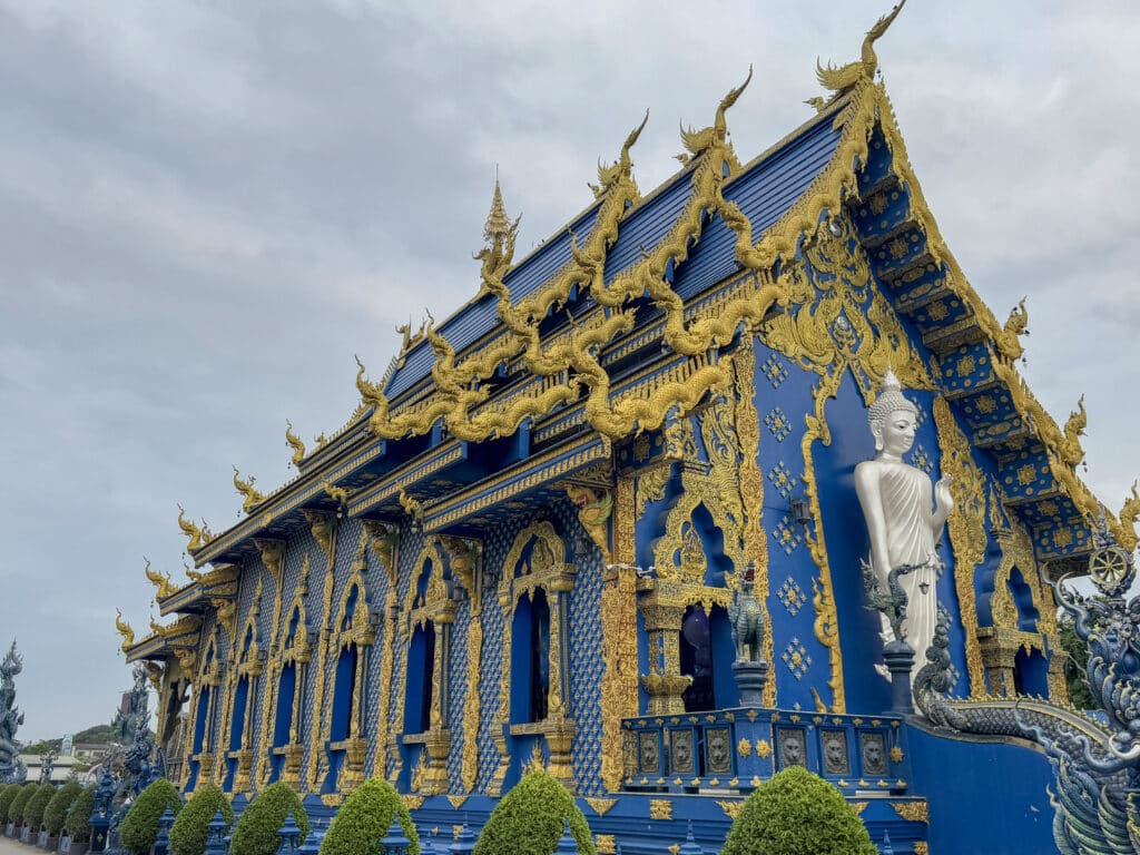 reiseziel chiang rai blauer tempel