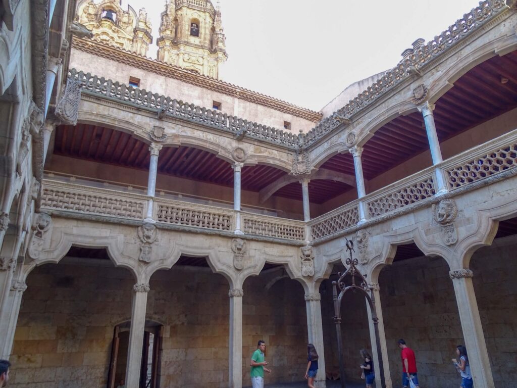 casa de las conchas salamanca innen