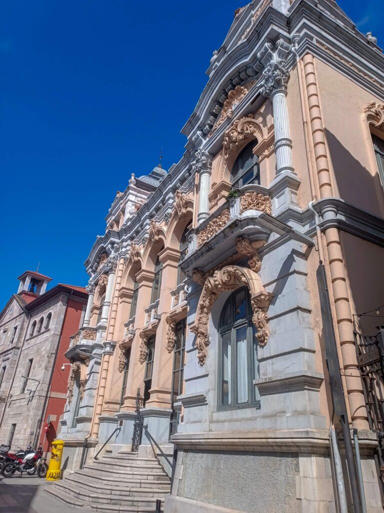 historisches gebäude llanes