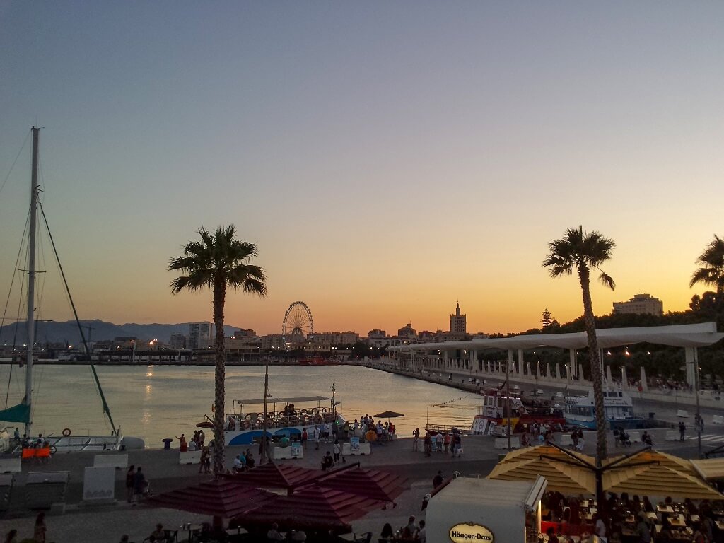 malaga hafen sonnenuntergang