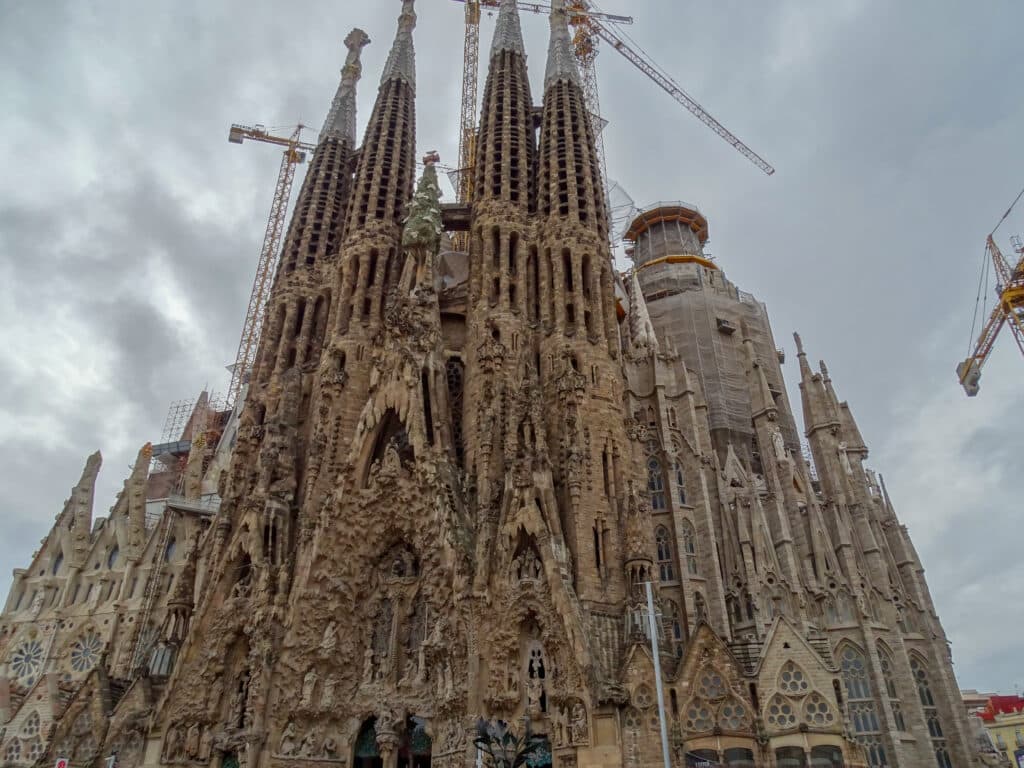 sagrada familia, 3 türme, gaudi, 100 jahre, ewiges meisterwerk