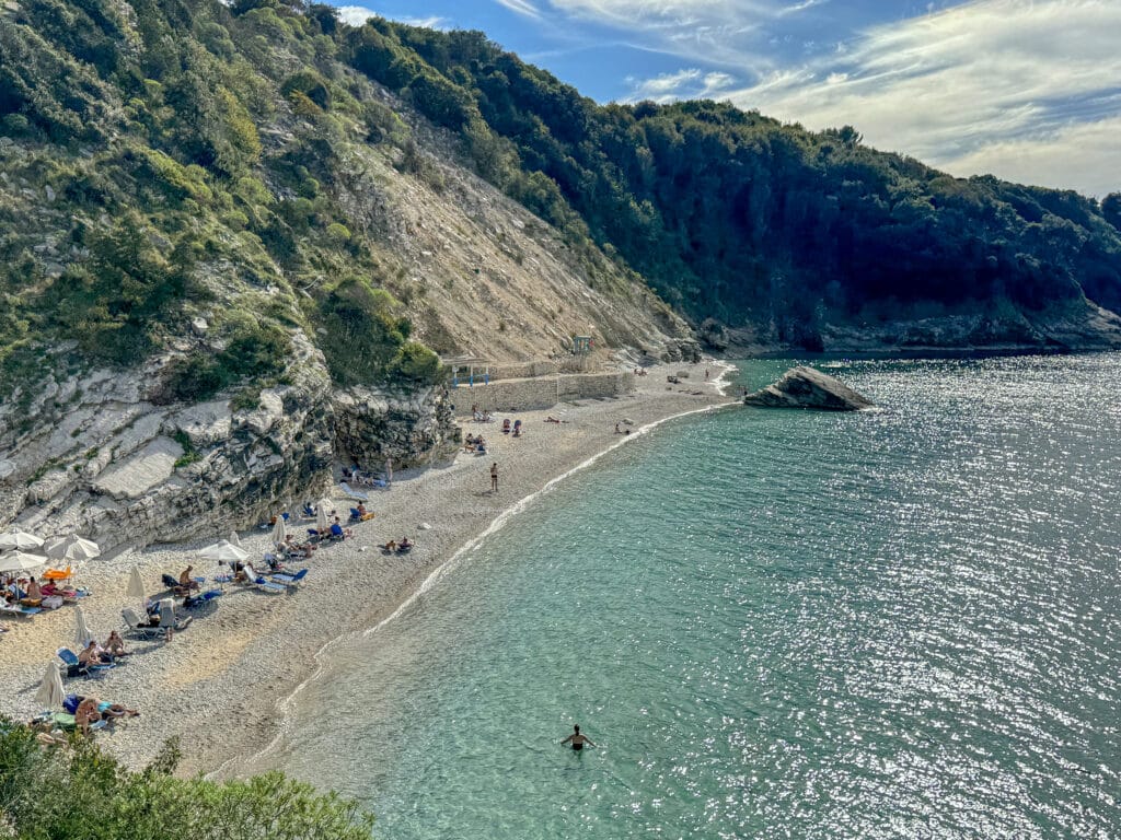 wenige menschen am strand, türkisfarbenes wasser