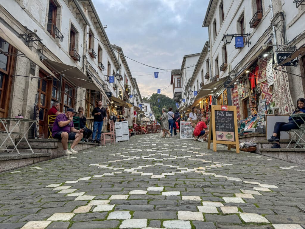 altstadt, gjirokastra, kopfsteinpflaster, läden