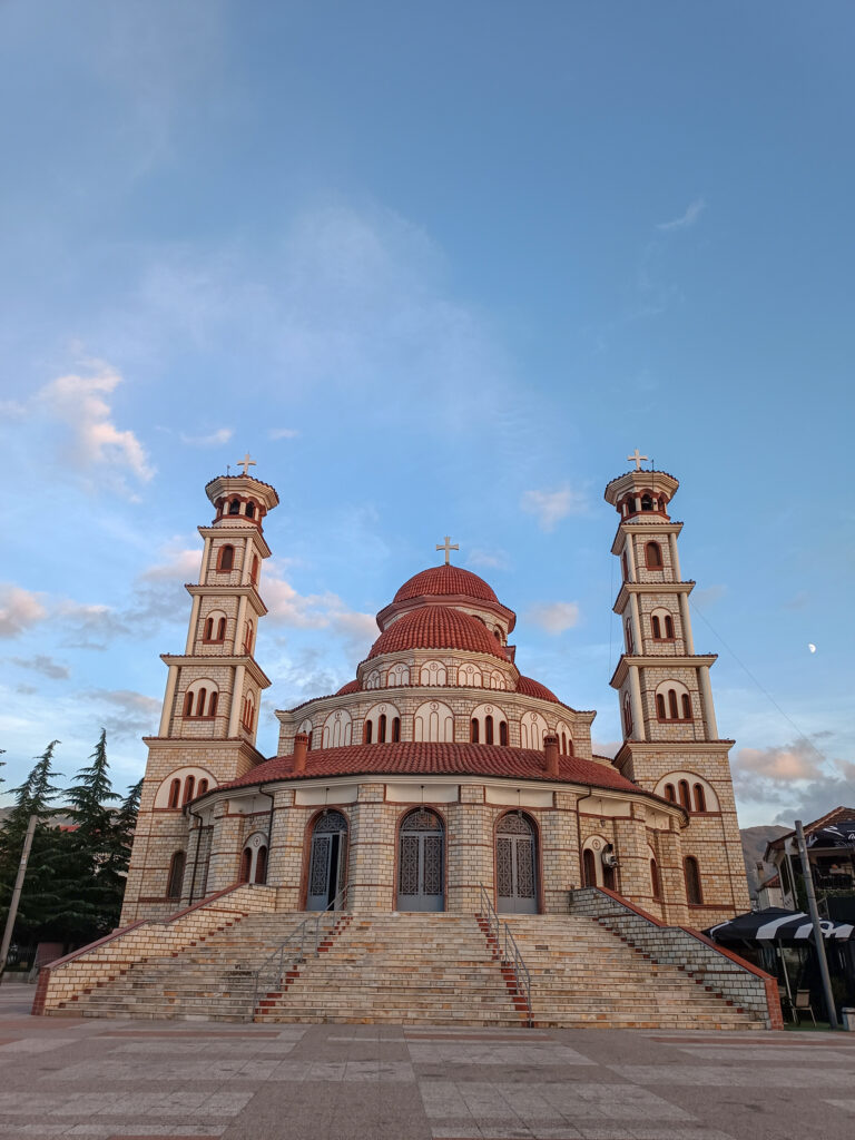 auferstehungskathedrale, blauer himmel, korca
