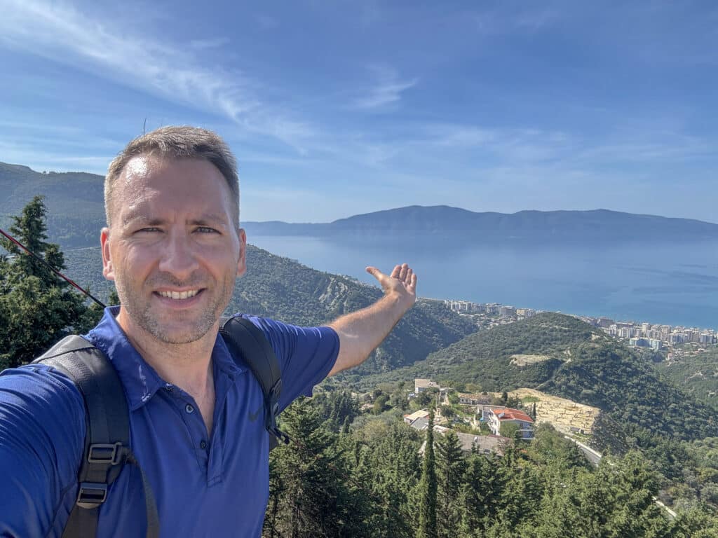 Mann mit blauem Shirt, Berge, schönes Wetter