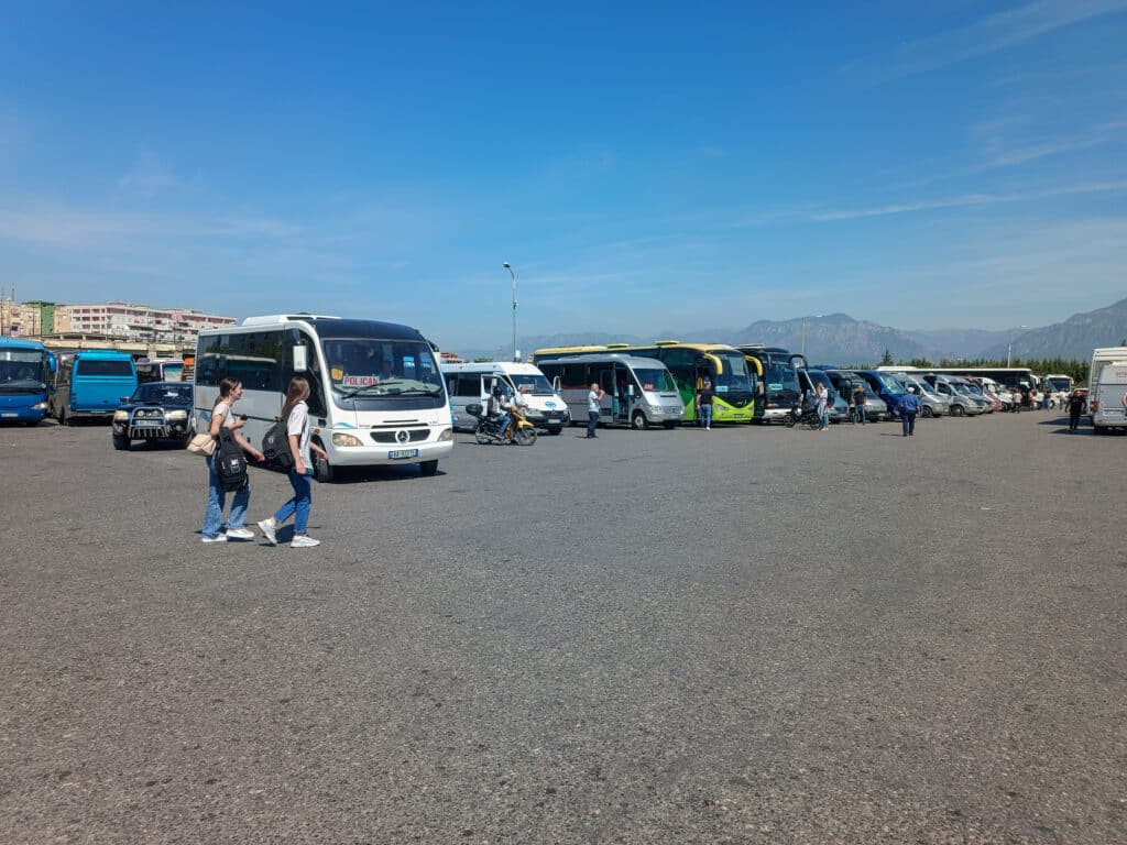 minibusse, blauer himmel, parkplatz