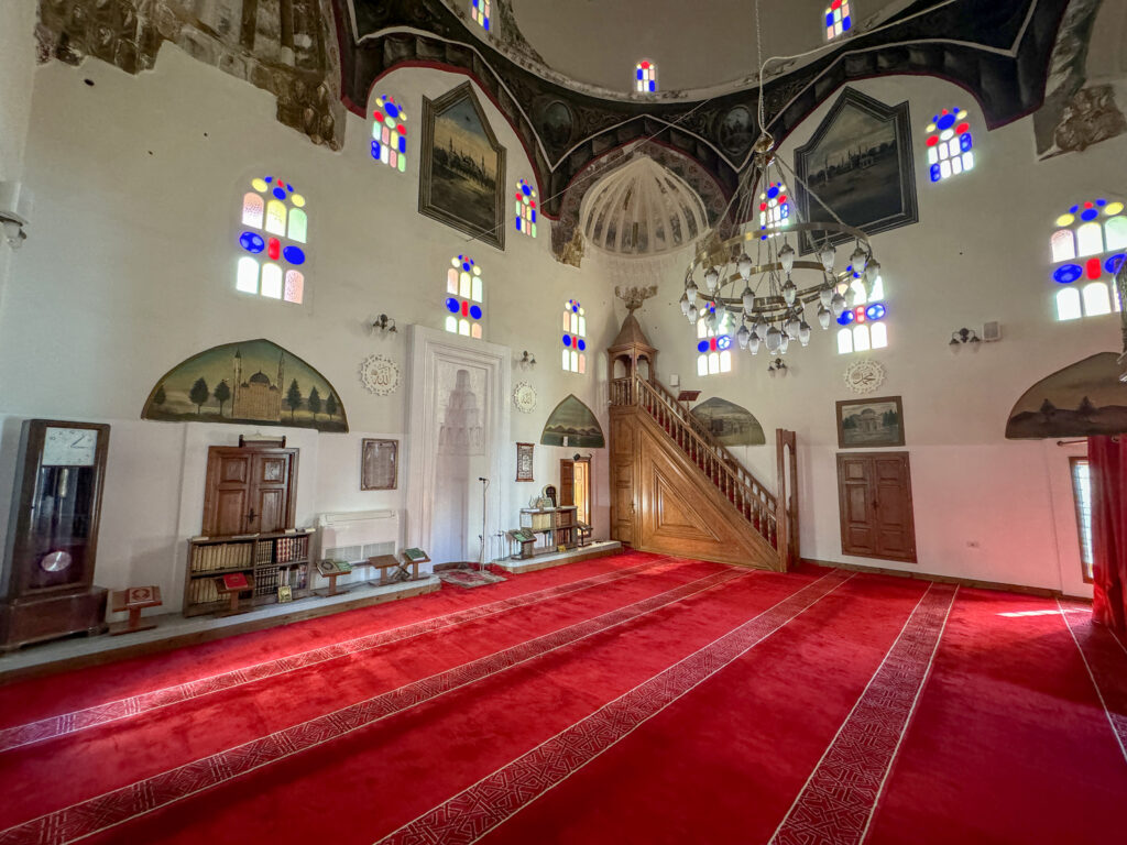 innenraum moschee albanien