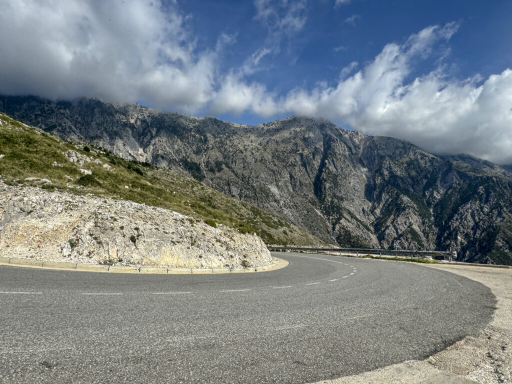 serpentinen llogara pass