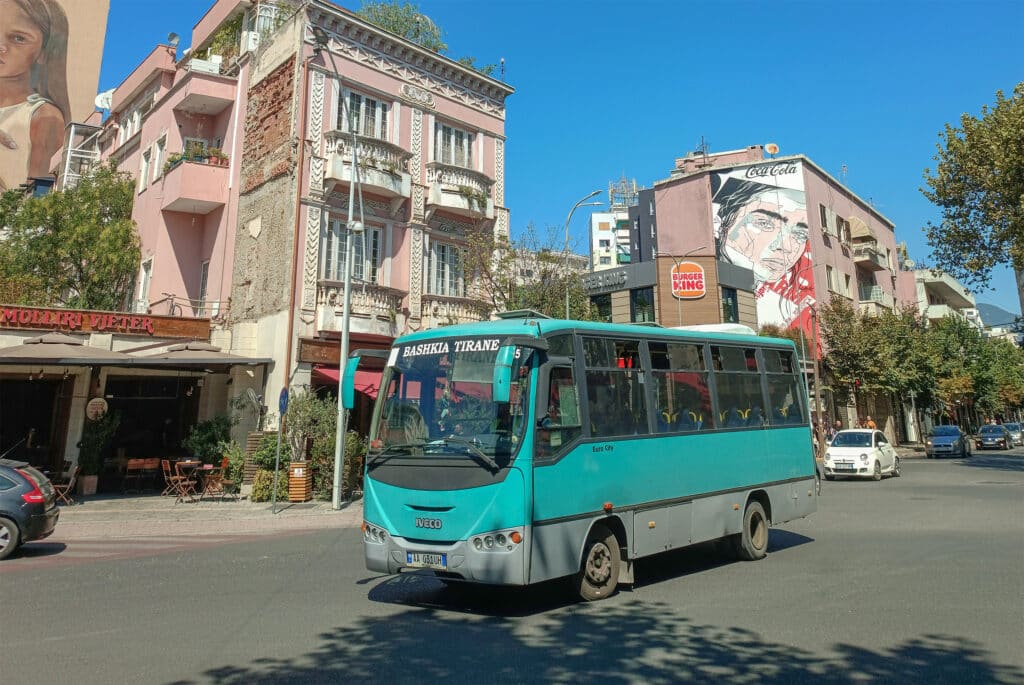 alter bus, blauer himmel, tirana, albanien