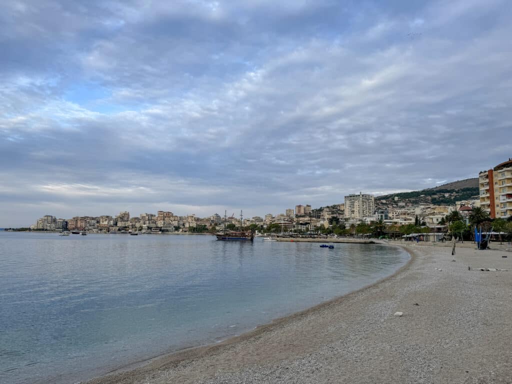 ruhiger kieselstrand, bewölkter himmel