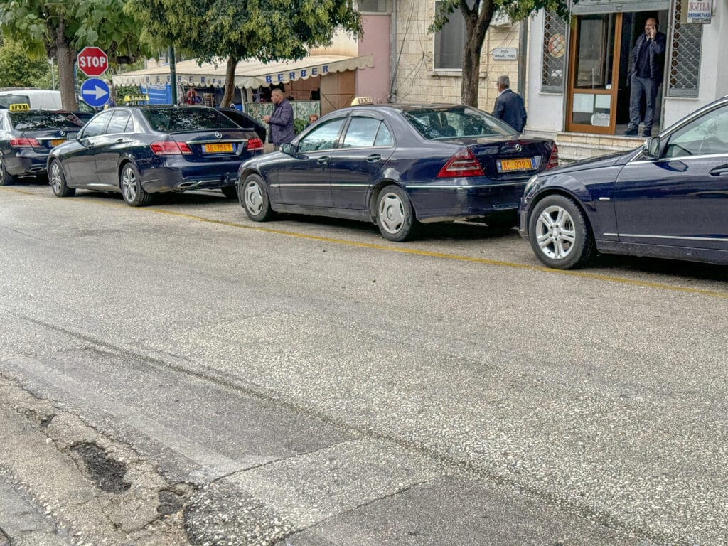 schwarze taxis, saranda, albanien