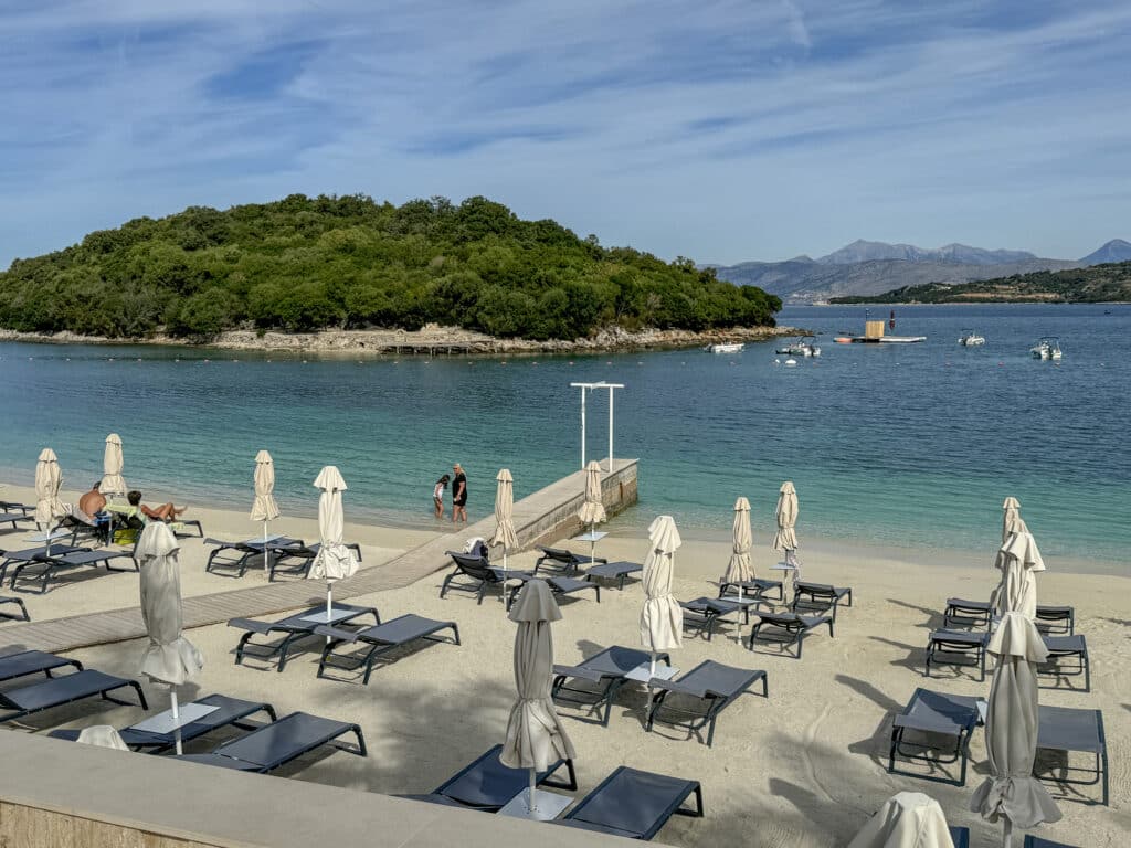 leere liegestühle, schöne strand, vorgelagerte Insel