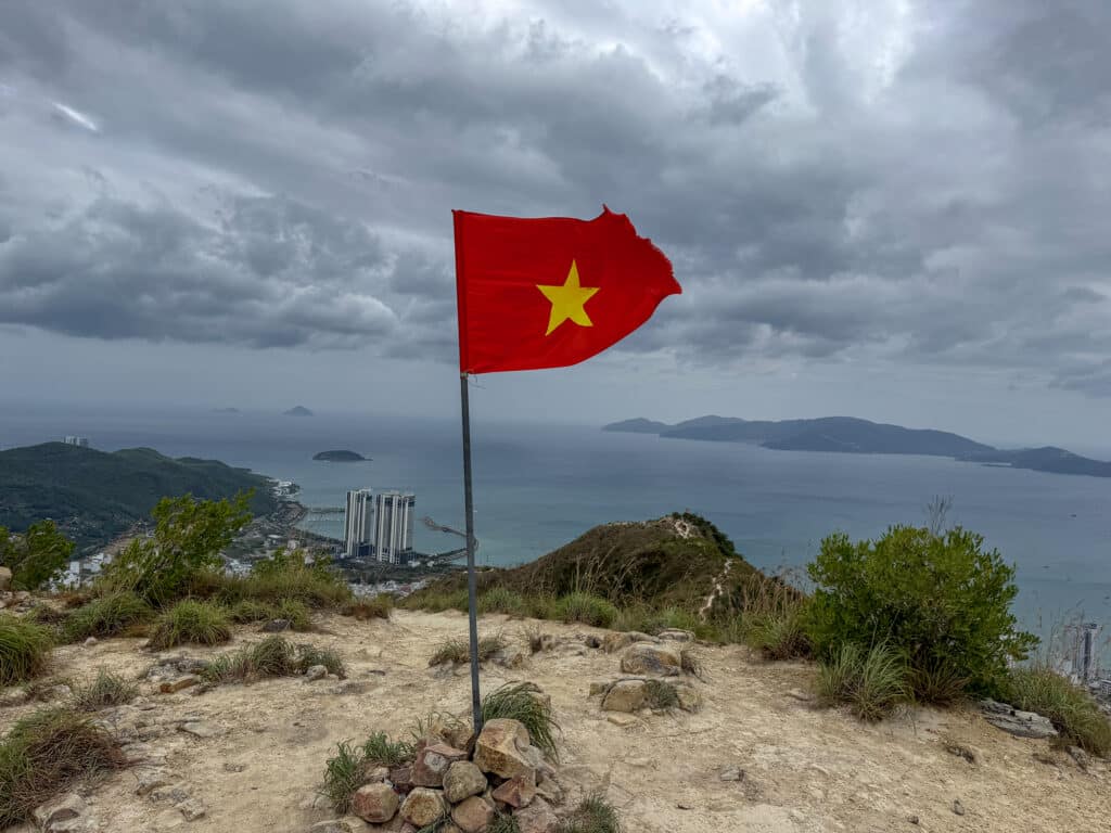 vietnam flagge angel mountain